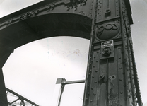 SP_TRAMDIJK_008 Het monumentale brugportaal van de oude Spijkenisserbrug; 1978