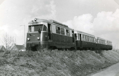 SP_TRAM_058 De RTM tram M1807 Scholekster langs de Molenpad richting Spijkenisse; 17 maart 1963