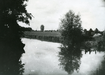 SP_VIERAMBACHTENBOEZEM_001 Spijkenisse; De Vierambachtenboezem met op de achtergrond de Kerkweg (Karel Doormanstraat), 1935