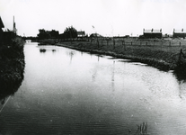 SP_VIERAMBACHTENBOEZEM_005 Spijkenisse; De Vierambachtenboezem met op de achtergrond de Kerkweg (Karel Doormanstraat), 1953