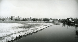 SP_VIERAMBACHTENBOEZEM_006 Spijkenisse; De Vierambachtenboezem, met de eerste Rioolwaterzuiveringsinstallatie. Rechts ...