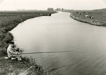 SP_VIERAMBACHTENBOEZEM_009 Spijkenisse; Gezicht op de Vierambachtenboezem, een visser langs de oever, 1988