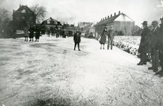 SP_VIERAMBACHTENBOEZEM_020 Spijkenisse; IJspret op de Vierambachtenboezem. Rechts de openbare lagere school aan het ...