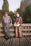 SP_VIERAMBACHTENBOEZEM_022 Spijkenisse; Eendjes voeren door het echtpaar Ruth v/d Wetering en Jana Kweekel, 1989