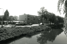 SP_VIERAMBACHTENBOEZEM_026 Spijkenisse; Gezicht op de Vierambachtenboezem, de Dorpskerk en verzorgingstehuis De Vier ...