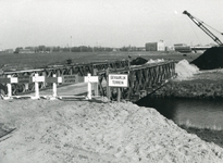 SP_VIERAMBACHTENBOEZEM_030 Spijkenisse; Een baileybrug over de Vierambachtenboezem, 1981