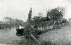 SP_VIERAMBACHTENKADE_001 Spijkenisse; Gezicht op de Vierambachtenboezem, met de pastorie, ca. 1930