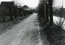 SP_VIERAMBACHTENKADE_003 Spijkenisse; Gezicht op de Vierambachtenboezem, met op de achtergrond links de pastorie en ...