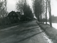 SP_VIERAMBACHTENKADE_004 Spijkenisse; Gezicht op de Vierambachtenboezem en huizen langs de Vierambachtenkade. Links van ...