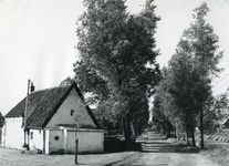 SP_VIERAMBACHTENKADE_005 Spijkenisse; Gezicht op de Vierambachtenboezem en het huis van Barend Smitshuis langs de ...