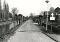 SP_VIERAMBACHTENKADE_012 Spijkenisse; De geknotte wilgen langs de Vierambachtenkade. Op de achtergrond de gereformeerde ...