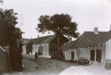 SP_VREDEHOFPLEIN_001 Het Einde-Af met de boerderij van D. Loose op de achtergrond het tegenwoordige Vredehofplein; ca. 1930