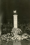 SP_VREDEHOFPLEIN_004 Het leggen van bloemen en kransen bij het monument voor de gevallenen op het Vredehofplein, op de ...