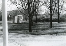 SP_VREDEHOFPLEIN_011 Bomen maken plaats voor parkeerruimte met op de achtergrond het Einde Af, nu het Vredehofplein; 1992