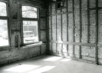 SP_VREDEHOFSTRAAT_043 Verbouwing van zaal 1 in jongerencentrum Ignition, in de voormalige openbare lagere school; 1983