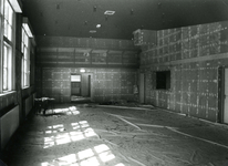SP_VREDEHOFSTRAAT_044 Verbouwing van zaal 1 in jongerencentrum Ignition, in de voormalige openbare lagere school; 1983