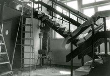 SP_VREDEHOFSTRAAT_047 Verbouwing van zaal 1 in jongerencentrum Ignition, in de voormalige openbare lagere school; 1983