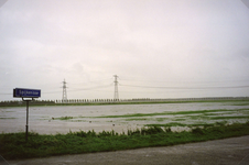 SP_WATEROVERLAST_013 Hoog water in de polder na overvloedige regenval. De Lageweg, gezien vanaf de Lageweg; September 1998