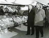 SP_WEEKMARKT_001 De Commissaris van de Koningin Klaasesz tijdens de opening van de weekmarkt; 1968