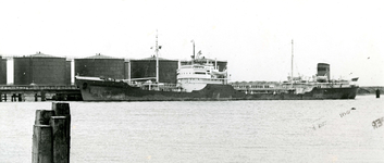 SP_WELPLAAT_032 Het eerste schip in de 3e Petroleumhaven op de voormalige Welplaat; ca. 1960