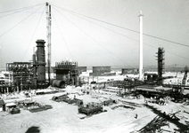 SP_WELPLAAT_039 De ESSO raffinaderij op de voormalige Welplaat is in aanbouw; Mei 1960