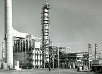 SP_WELPLAAT_040 De ESSO raffinaderij op de voormalige Welplaat is in aanbouw; Oktober 1959