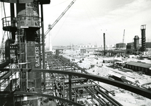 SP_WELPLAAT_041 De ESSO raffinaderij op de voormalige Welplaat is in aanbouw; Oktober 1959
