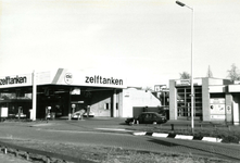 SP_WIJKEN_GROENEWOUD_024 Zelftanken bij het pompstation van DC Berkel in de wijk Groenewoud; 1994
