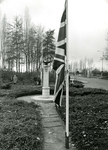 SP_WO2_HERDENKING_009 Het monument voor de gevallenen, 'Gedenk hen die vielen 1940-1945-1950. In deze plaats, In ons ...