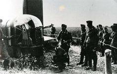 SP_WO2_SCHADE_005 Duitse soldaten van de Flak luchtafweer inspecteren het neergestorte toestel (Whitley's Mk V van het ...