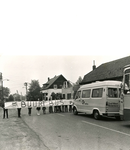 TI_COLINSLANDSEDIJK_014 Kinderen verwelkomen de Buurtbus met een spandoek; 11 november 1982