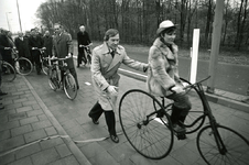 TI_DERIK_006 De heer Noordermeer opent het fietspad langs de Rik. Diverse modellen oude fietsen; 28 december 1984