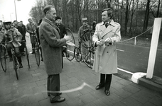 TI_DERIK_007 De heer Noordermeer opent het fietspad langs de Rik. Diverse modellen oude fietsen; 28 december 1984