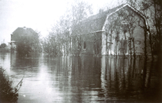 TI_INUNDATIE_002 Woningen langs De Rik staan in het water tijdens de inundatie; 1945