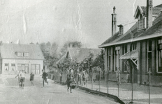 TI_KADE_002 Kade met rechts de openbare school en links de woning met winkel van A.Eland de kaasboer.; Ca. 1930