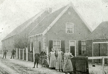 TI_KADE_003 Boerderij met personen van de fam. Nieuwland aan de Kade; ca. 1920