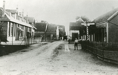 TI_KADE_007 Kijkje in de Kade met links de school; ca. 1925