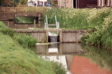 TI_KADE_009 Waterkering met sluis in de watering langs de Kade. De brug over de watering is van D. Kleinjan; 2000