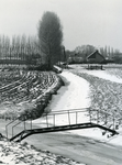 TI_PELTSERSDIJK_003 Peltserdijk in wintertooi met op achtergrond woningen aan de Woudseweg en Achterweg.; 1985