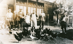 TI_PERSONEN_004 Familie J. Mol voor het kippenhok aan de Hortweg; ca. 1920