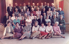 TI_PERSONEN_011 Bejaardensoos van Tinte. Met op de achterste rij: Iz.Stolk, D.Moerman, L.Schipper, M.A.van Buren, ...