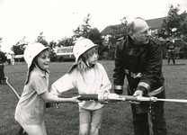 TI_PERSONEN_019 Deelnemers aan de brandweerwedstrijd voor de jeugd met rechts brandwacht Henk Hagens; 7 juli 1988