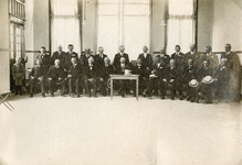 TI_PERSONEN_025 Feestelijke opening van de Openbare Lagere School in Tinte, met diverse personen o.a. de burgemeester; 1919