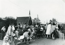 TI_PERSONEN_029 Optocht van kinderen vanaf de school aan de Strypsedijk; 10 mei 1984