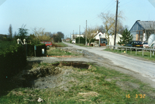 TI_RIETDIJK_005 Rietdijk met links de gedempte sloot en recht de tuinderij de Riethof .; 1992