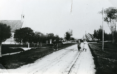 TI_STRYPSEDIJK_002 Strypsedijk met de gereformeerde kerk. De dijk heeft nog het paardenpad midden over de weg; ca. 1930