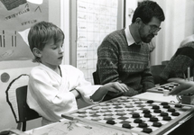 TI_STRYPSEDIJK_008 Spelletjesdag in de school aan de Strypsedijk, schaken met de hoofdonderwijzer Tange; 7 juli 1988