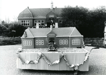 TI_STRYPSEDIJK_013 School met de Bijbel Tintestein aan de Strypsedijk, met op de voorgrond een maquette van het gebouw; ...