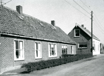 VP_ACHTERDIJK_009 De woningen Achterdijk 26, 28 en 30 die later zijn gesloopt. De laatste bewoners waren v.l.n.r. fam. ...