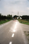 VP_ACHTERDIJK_017 Asfalteringswerkzaamheden aan de Achterdijk met rechts de stoep naar de boerderij van C. de Snayer; ...
